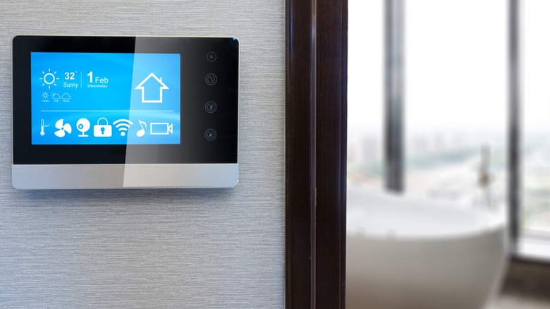 욕실에 설치된 스마트 스위치와 허브