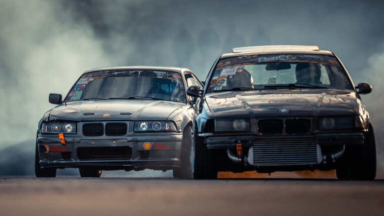 두 대의 자동차 드래그 레이싱