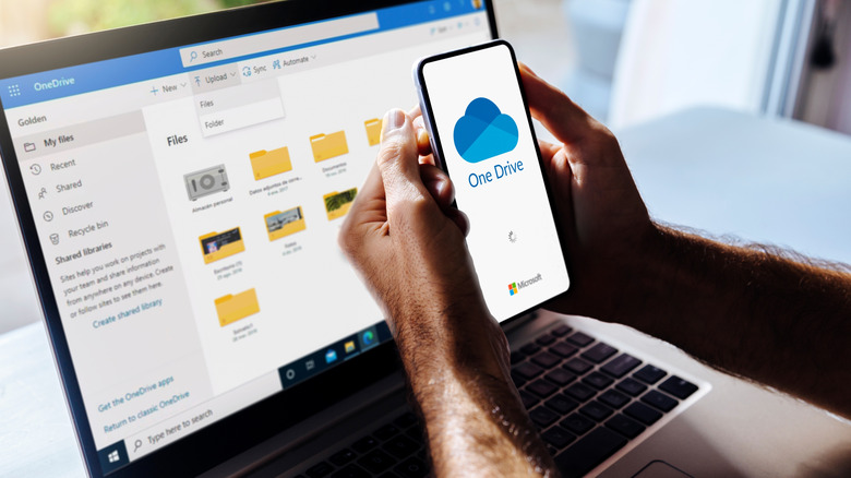 스마트폰과 노트북에서 OneDrive를 사용하는 사람