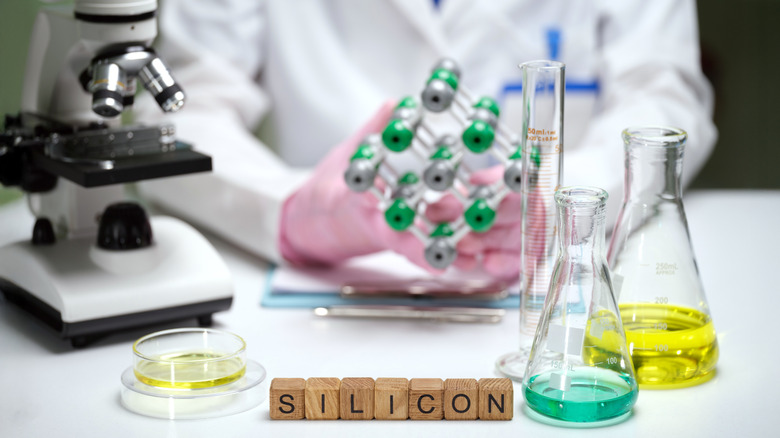 실험실 테이블에 있는 과학자.