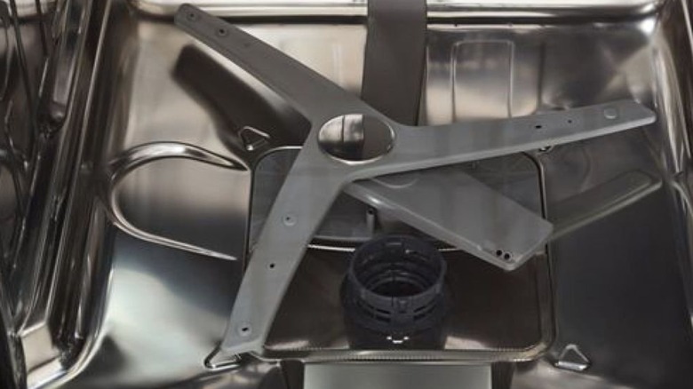 Viking 식기세척기의 내부 회전 칼날 클로즈업.