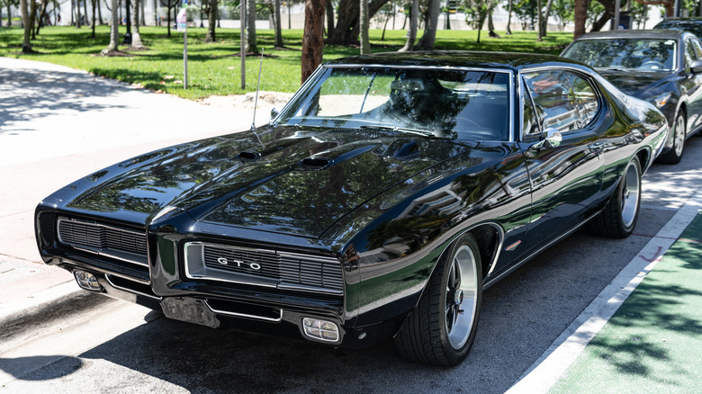 길가에 주차된 1968 폰티악 GTO, 전면 좌측 3/4 뷰