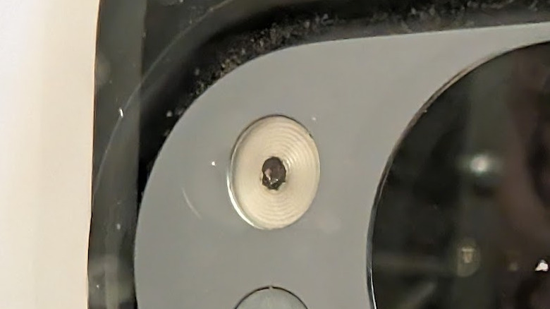 번진 플래시 렌즈를 장착한 Pixel 10 pro의 확대 샷