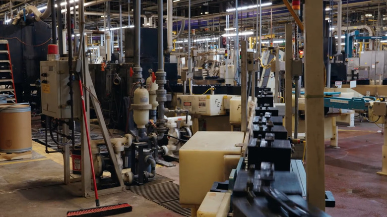 Clarios 배터리 제조 라인