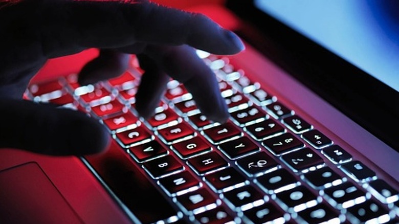 노트북 키보드를 사용하여 입력하는 사람