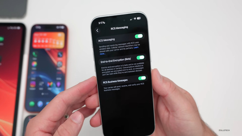 RCS 종단 간 암호화 설정이 적용된 iPhone을 들고 있는 Aaron