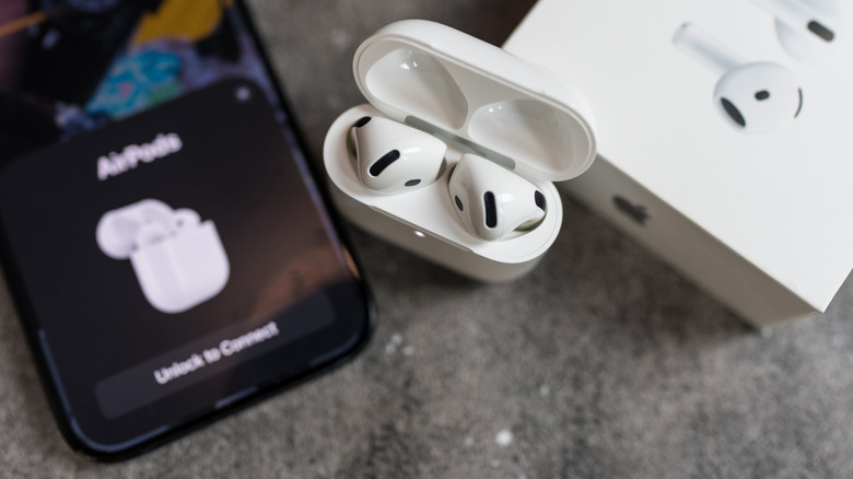 iPhone과 페어링 과정에 있는 AirPods 한 쌍