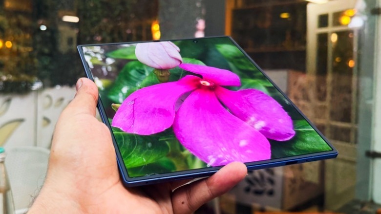 접힌 Samsung Galaxy Z Fold 7을 들고 있는 손