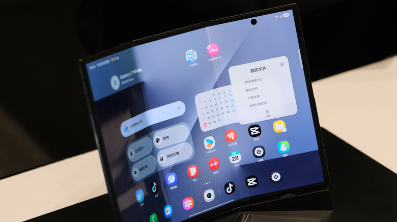 갤럭시 Z 트라이폴드가 전시되어 있습니다.