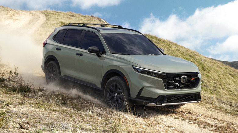 비포장 도로를 달리는 이끼 낀 녹색 2026 Honda CR-V TrailSport 트림