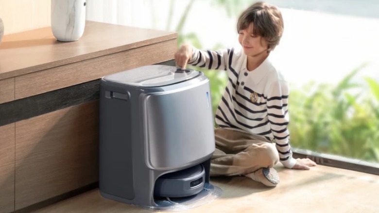 Narwal Freo Z10 Ultra 로봇 청소기와 걸레를 만지는 아이