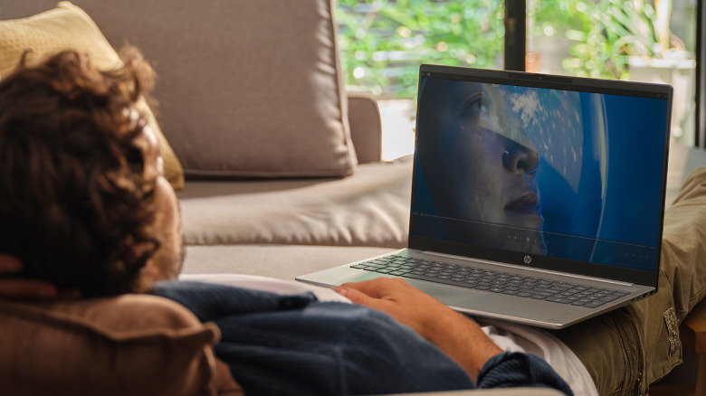 한 사람이 HP OmniBook 5로 영화를 보고 있습니다.