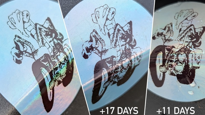 시간이 지남에 따라 풍화된 스티커 사진 3장.