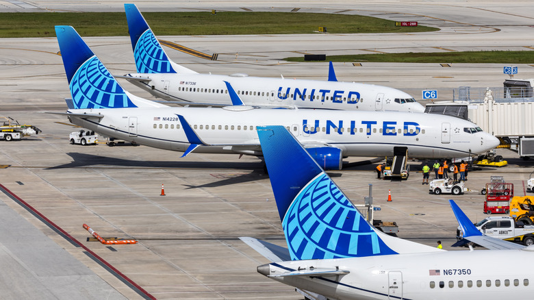 활주로에 있는 유나이티드항공 비행기