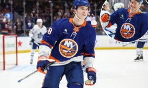 Islanders는 Pete DeBoer의 데뷔에서 플레이 오프 희망을 높이기 위해 Maple Leafs를 상대로 큰 승리를 거두었습니다.