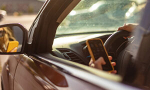 이 상태의 AI 카메라는 작업 구역에서 휴대폰을 집어드는 운전자를 체포합니다.