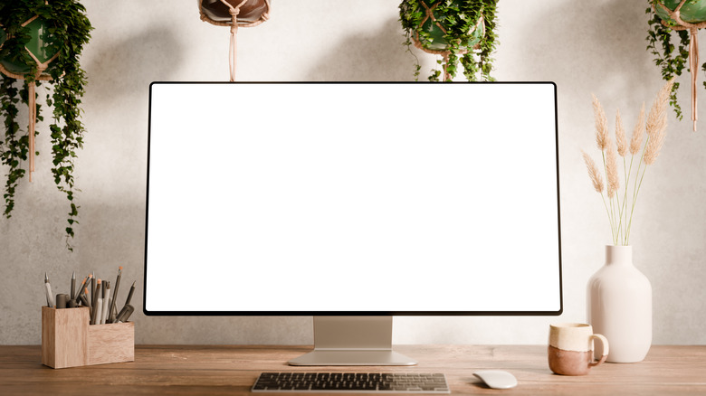 테이블 위에 흰색 화면이 있는 컴퓨터 모니터