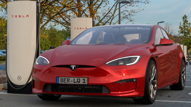 독일의 Tesla Supercharger에서 빨간색 Tesla Model S Plaid가 충전되고 있습니다.