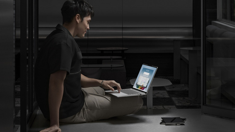 무릎 위에 Acer 노트북을 사용하는 사람이 있습니다.