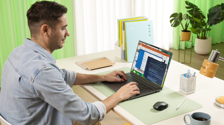 홈 오피스에서 Acer 노트북을 사용하는 사람.