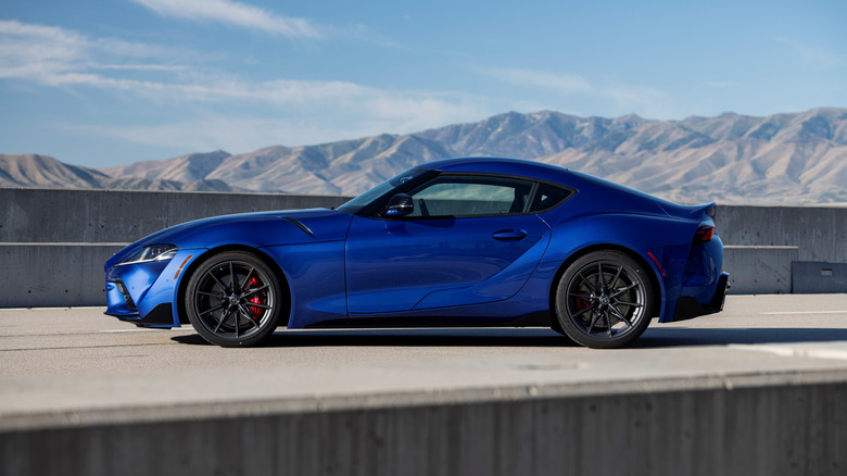 2026 Toyota Supra의 측면 프로필