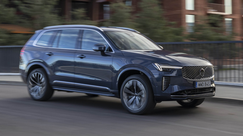 도시에서 이동 중인 볼보 XC90, 전면 3/4 뷰