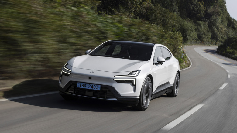 도로 위의 흰색 Polestar 4, 전면 3/4 뷰, 한국 번호판