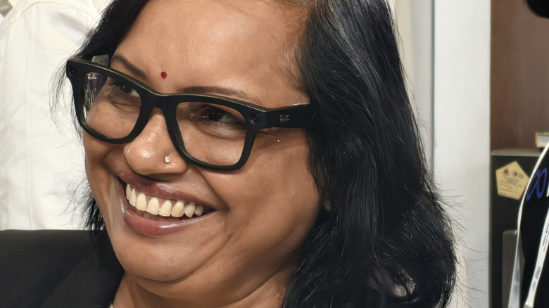 Meta Ray-Ban 안경을 착용한 사람.