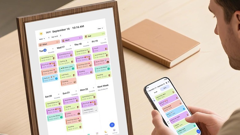 테이블 위에 디지털 달력을 사용하는 남자