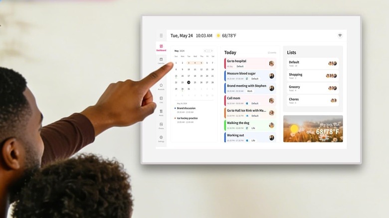 벽걸이형 디지털 달력을 사용하는 남자