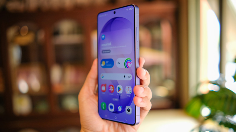 Samsung Galaxy S26 Ultra를 들고 있는 손