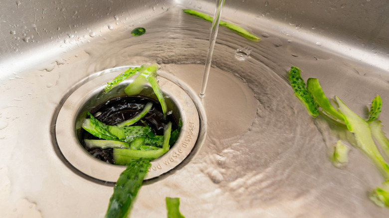 음식물 찌꺼기는 싱크대로 흘러내려 폐기물 처리됩니다.