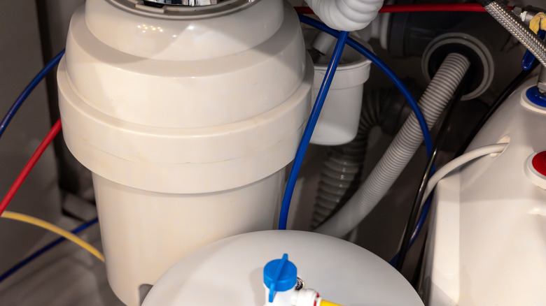 주방 쓰레기 처리 시스템의 클로즈업.