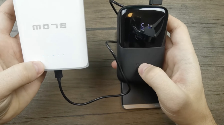 충전 중인 보조 배터리