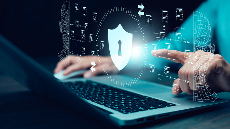 직장에서 얼굴 인식 소프트웨어를 보여주는 열린 노트북 위의 그림