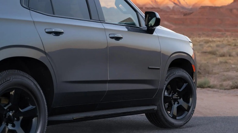 사막에 주차된 Michelin Defender LTX M/S2 타이어를 탄 회색 SUV.