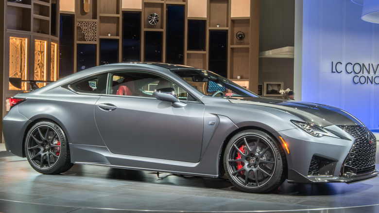 자동차 쇼에 전시된 2020 Lexus RC