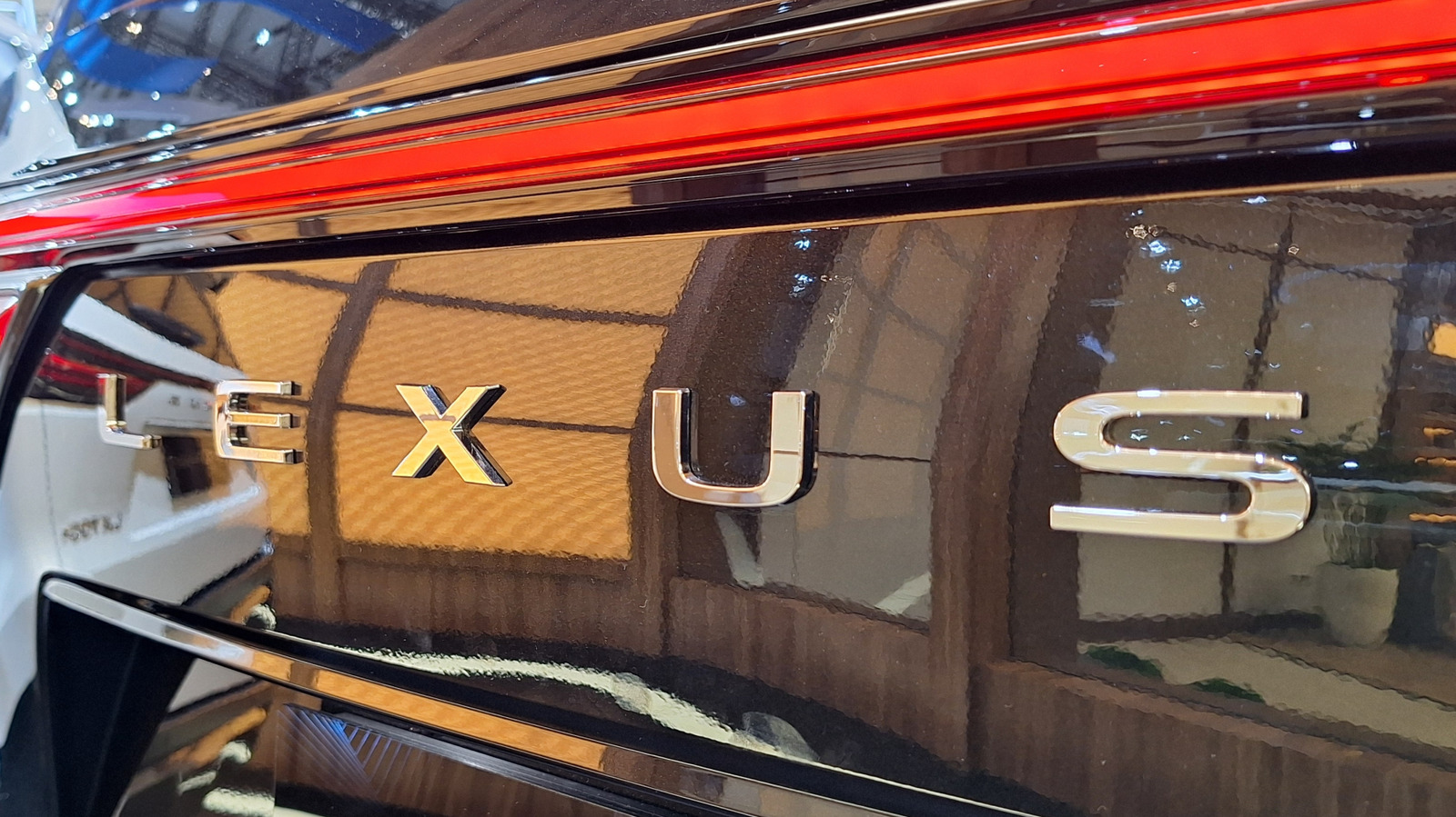 Lexus의 최신 연료 펌프 리콜로 인해 운전자가 발이 묶일 수 있음