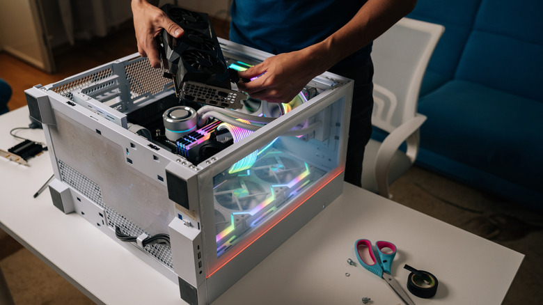 맞춤형 PC에 새 그래픽 카드를 설치하는 컴퓨터 기술자