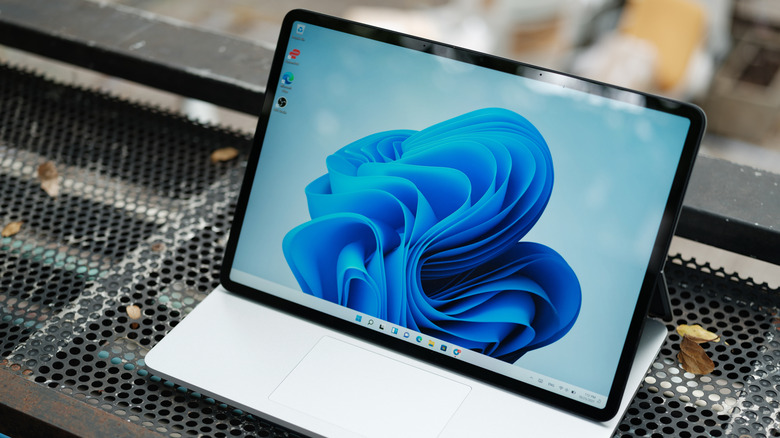 테이블 위에 포즈를 취한 Microsoft Surface Laptop