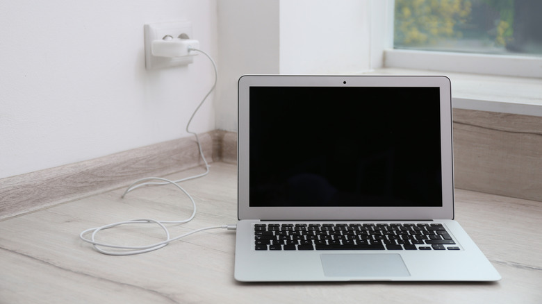 충전하는 동안 바닥에 놓인 최신 노트북