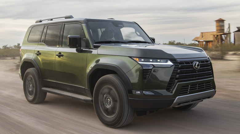 사막 환경에 있는 Lexus GX의 전면 3/4 뷰