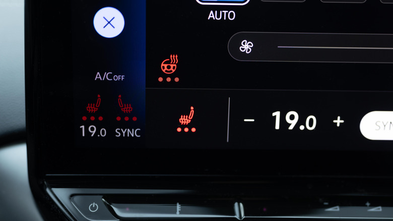 좌석이 가열되고 있음을 보여주는 자동차의 인포테인먼트 화면.