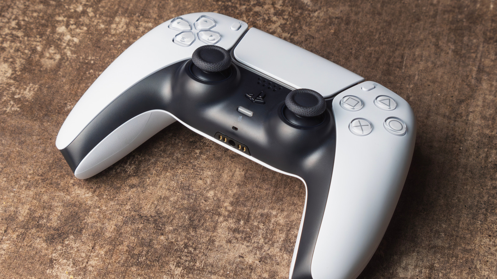 이 충전 습관으로 인해 PlayStation 5 컨트롤러 배터리가 망가질 수 있습니다
