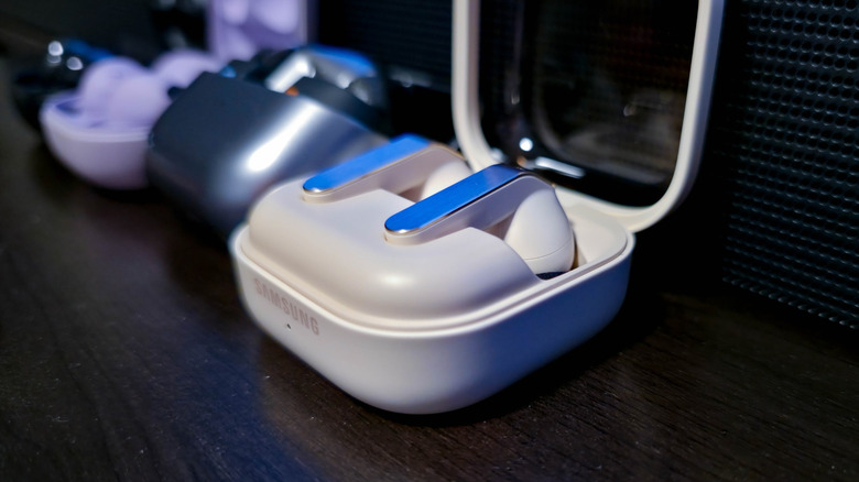 책상 위에 포즈를 취한 Samsung Galaxy Buds Pro, Buds2 Pro, Buds3 Pro 및 Buds4 Pro의 얕은 초점 이미지