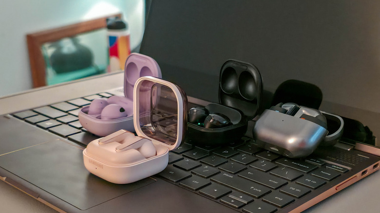 노트북 키보드의 Samsung Galaxy Buds Pro, Buds2 Pro, Buds3 Pro 및 Buds4 Pro