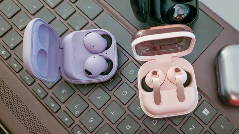 노트북 키보드의 Samsung Galaxy Buds Pro, Buds2 Pro, Buds3 Pro 및 Buds4 Pro