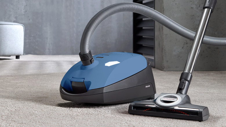 황갈색 카펫 위에 파란색으로 표시된 밀레 클래식 C1 터보 팀 파워라인