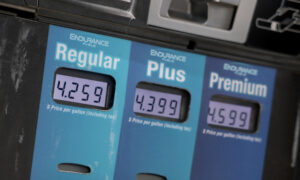 미국의 주들은 치솟는 가격에 맞서기 위해 휘발유세를 중단하고 있습니다