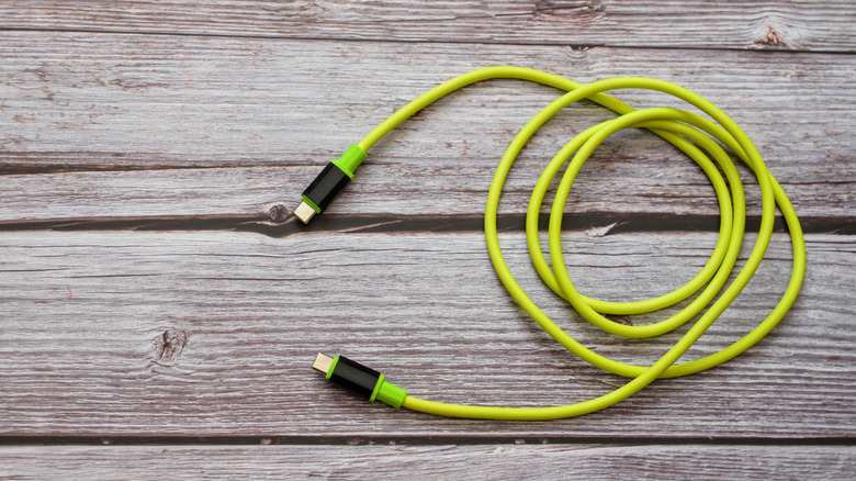 나무 배경에 있는 USB-C-USB-C 케이블